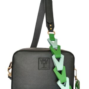 Bolso en cuero negro con cargadera eslabonada