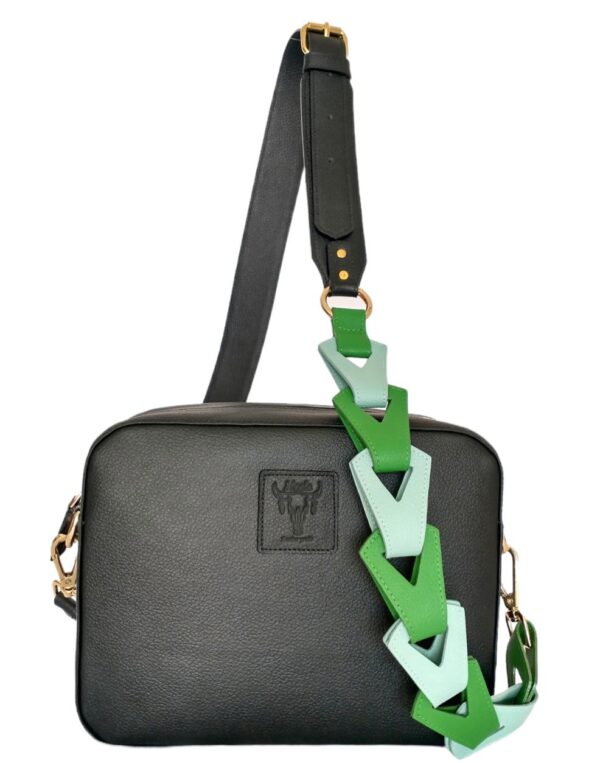 Bolso en cuero negro con cargadera eslabonada