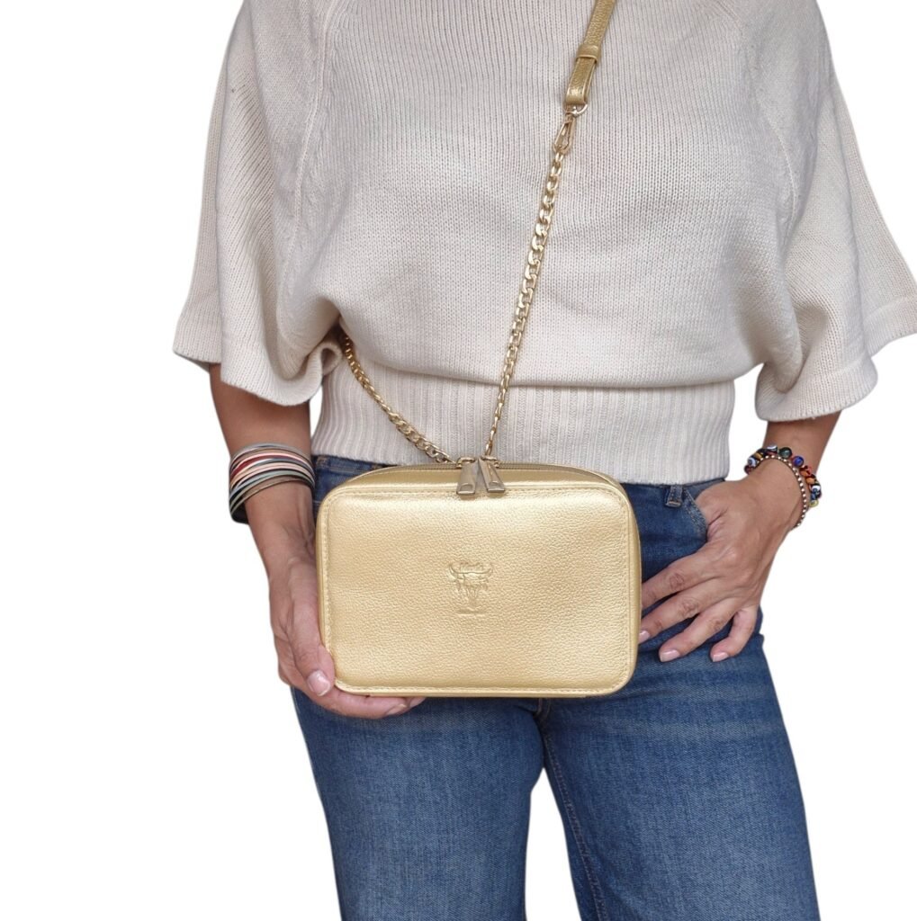 Bolso Évora 100% cuero llevado de forma versátil